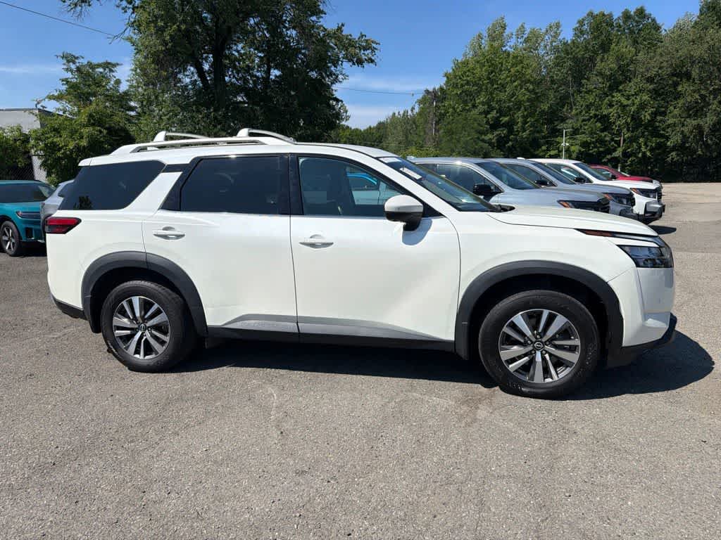 2024 Nissan Pathfinder SL