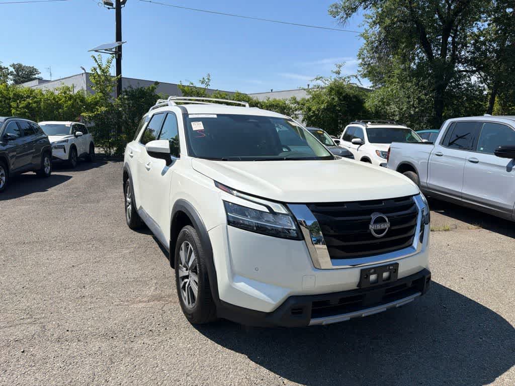 2024 Nissan Pathfinder SL