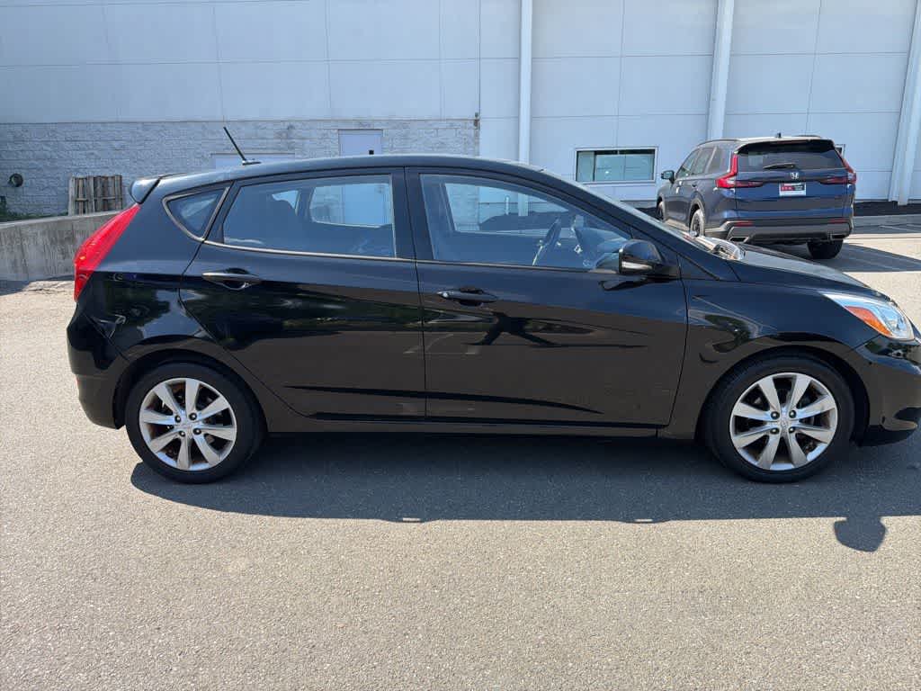 2014 Hyundai Accent 5-Door SE