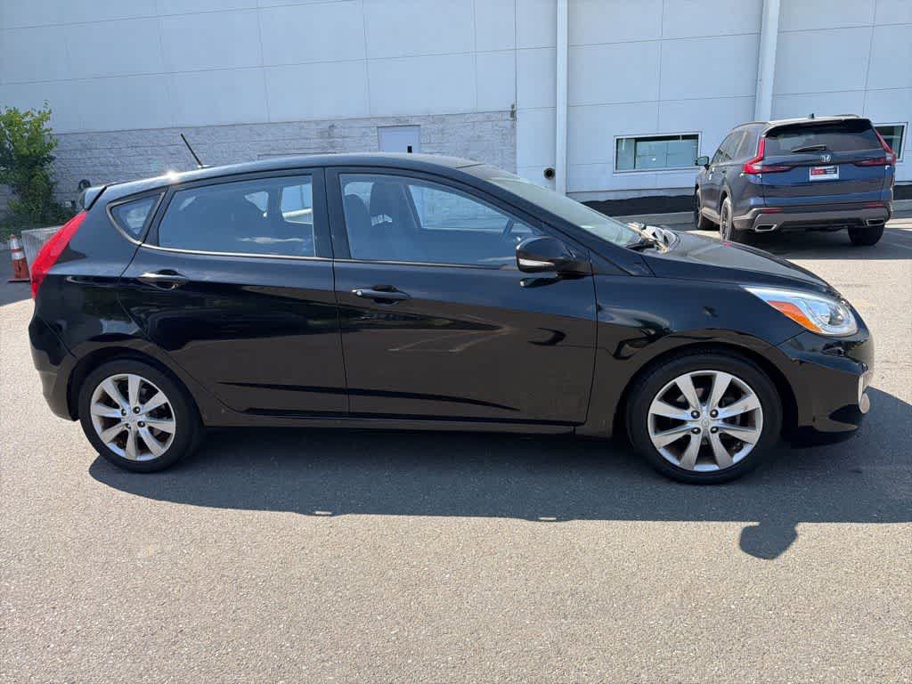 2014 Hyundai Accent 5-Door SE