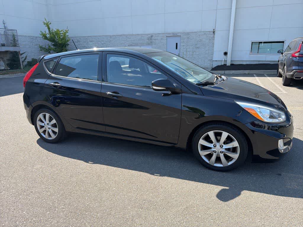 2014 Hyundai Accent 5-Door SE