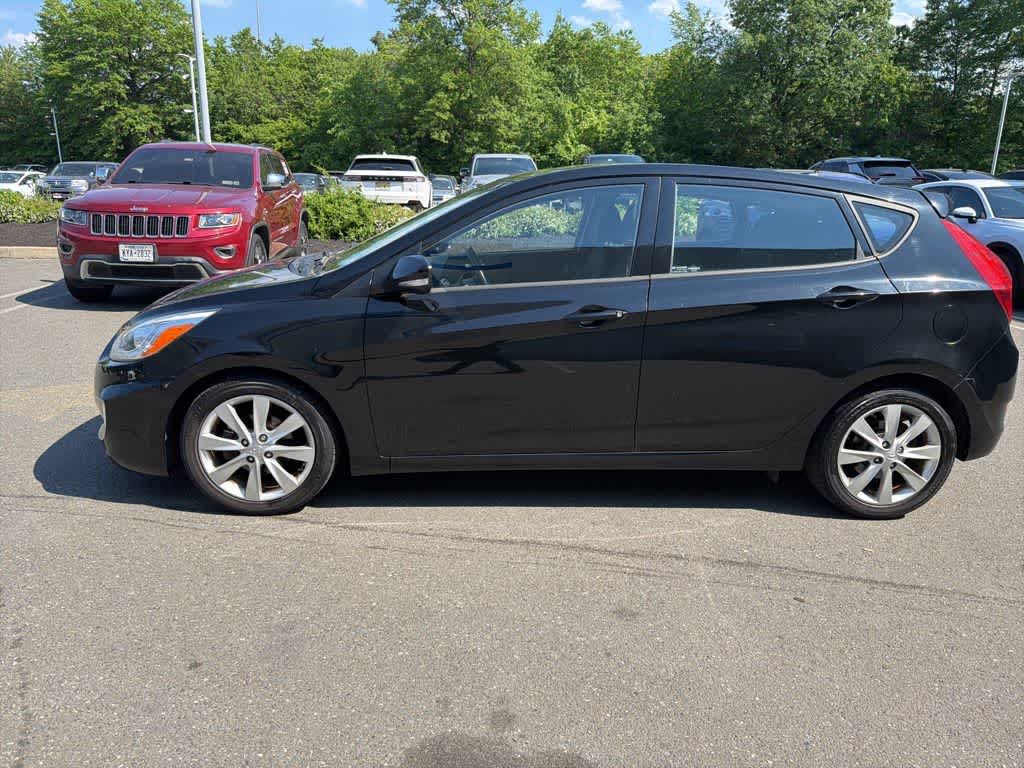 2014 Hyundai Accent 5-Door SE
