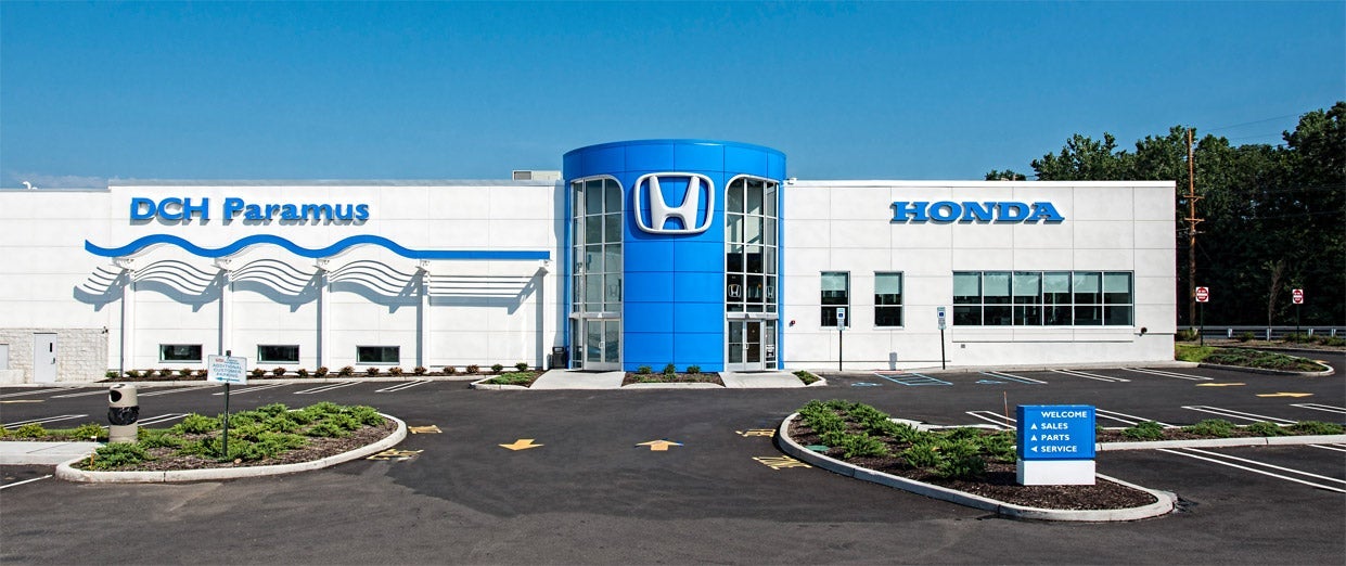 Imagen del frente del concesionario de Paramus Honda